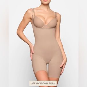 *NWT* SKIMS Butt Enhancing Open Bust Bodysuit in clay